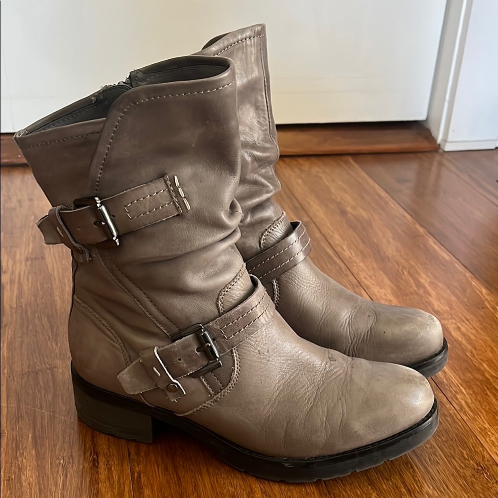 Earth Women's Grey Leather Ankle Boots